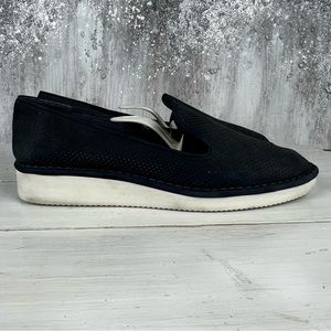 443hqt Vince Camuto GWENNA perforated blue slip ons women's 8.5